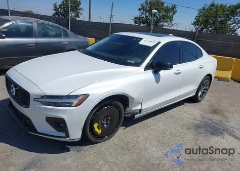 2022 Volvo S60 B5 Inscription/B5 Momentum z USA, uszkodzony, nr VIN 7JRL12FZ7NG154460